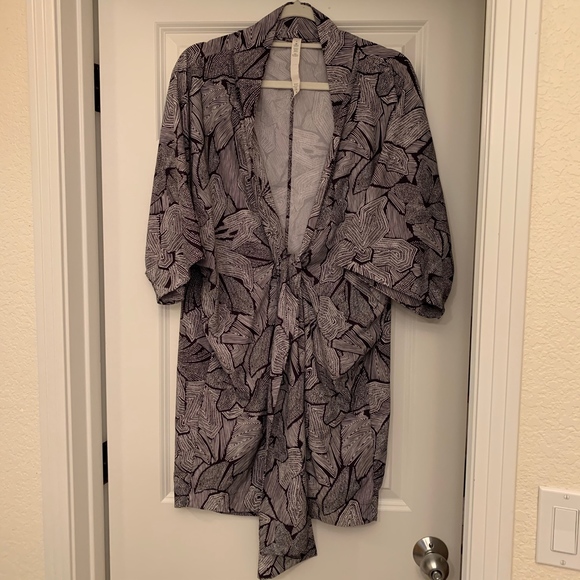 lululemon athletica Tops - Lululemon Wanderlust Yoga Haven Kimono , size 6